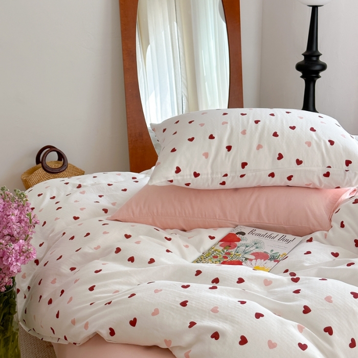 91家纺网 家纺一手货源 找家纺 时年 2023新款全棉母婴级有氧双层纱夏被四件套 小红心