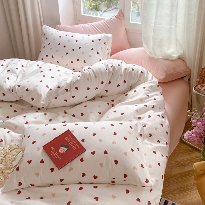 91家纺网 家纺一手货源 找家纺 时年 2023新款全棉母婴级有氧双层纱夏被四件套 小红心