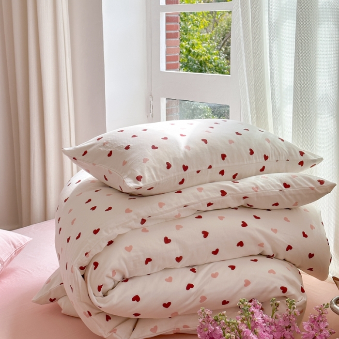 91家纺网 家纺一手货源 找家纺 时年 2023新款全棉母婴级有氧双层纱夏被四件套 小红心