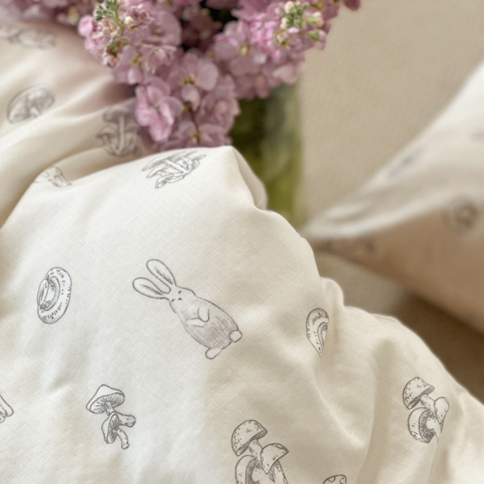 91家纺网 家纺一手货源 找家纺 时年 2023新款全棉母婴级有氧双层纱夏被四件套 米卡兔