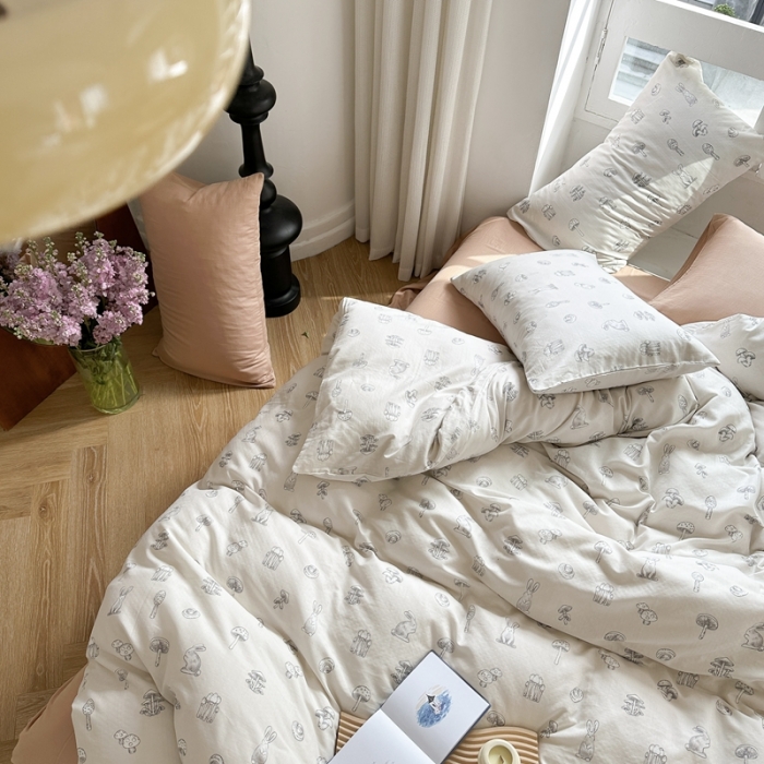 91家纺网 家纺一手货源 找家纺 时年 2023新款全棉母婴级有氧双层纱夏被四件套 米卡兔