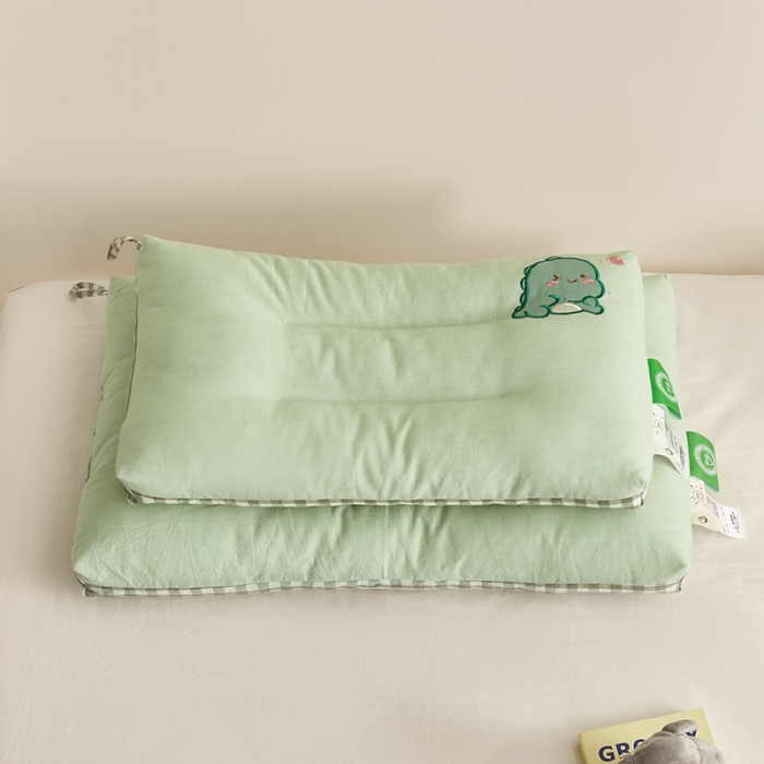 91家纺网 家纺一手货源 找家纺 荷马之梦 2023新款全棉32s水洗棉绣花儿童枕芯宝宝枕头 绿恐龙30*50cm