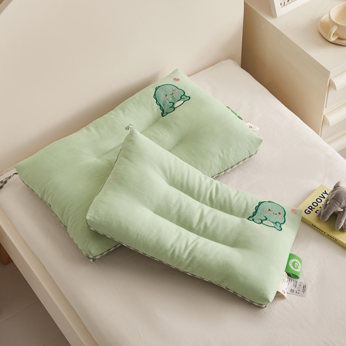 91家纺网 家纺一手货源 找家纺 荷马之梦 2023新款全棉32s水洗棉绣花儿童枕芯宝宝枕头 绿恐龙30*50cm