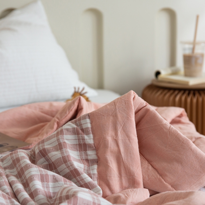 91家纺网 家纺一手货源 找家纺 安莱 2023全棉色织提花海石能量纤维夏被 提花粉中格