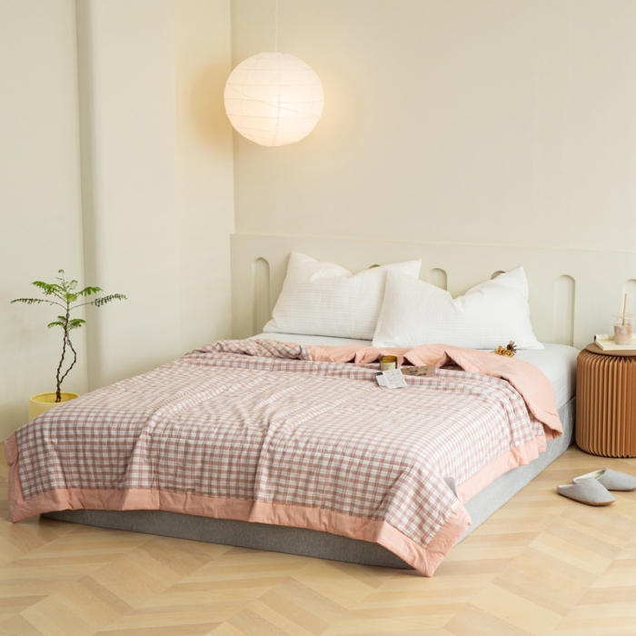 91家纺网 家纺一手货源 找家纺 安莱 2023全棉色织提花海石能量纤维夏被 提花粉中格