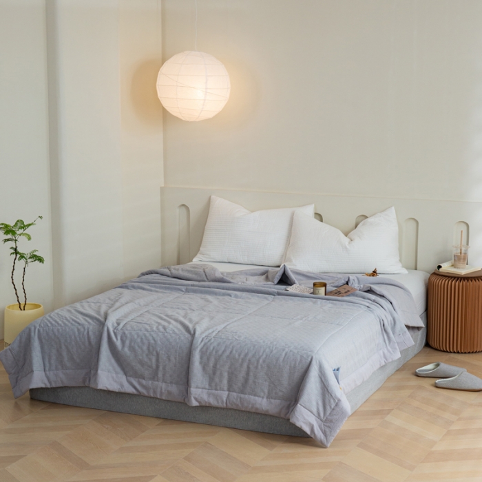 91家纺网 家纺一手货源 找家纺 安莱 2023全棉色织提花海石能量纤维夏被 提花棋盘灰