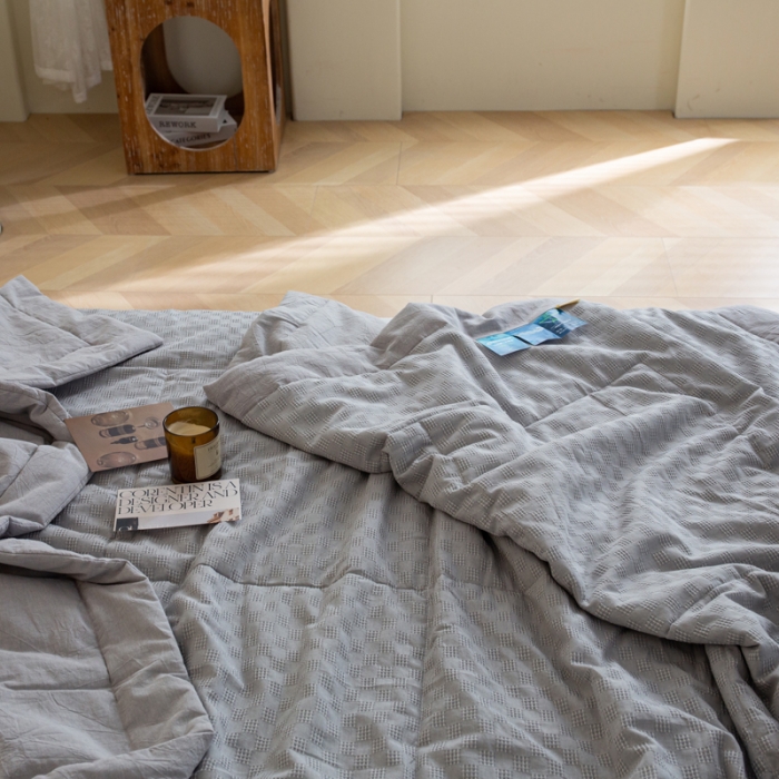 91家纺网 家纺一手货源 找家纺 安莱 2023全棉色织提花海石能量纤维夏被 提花棋盘灰