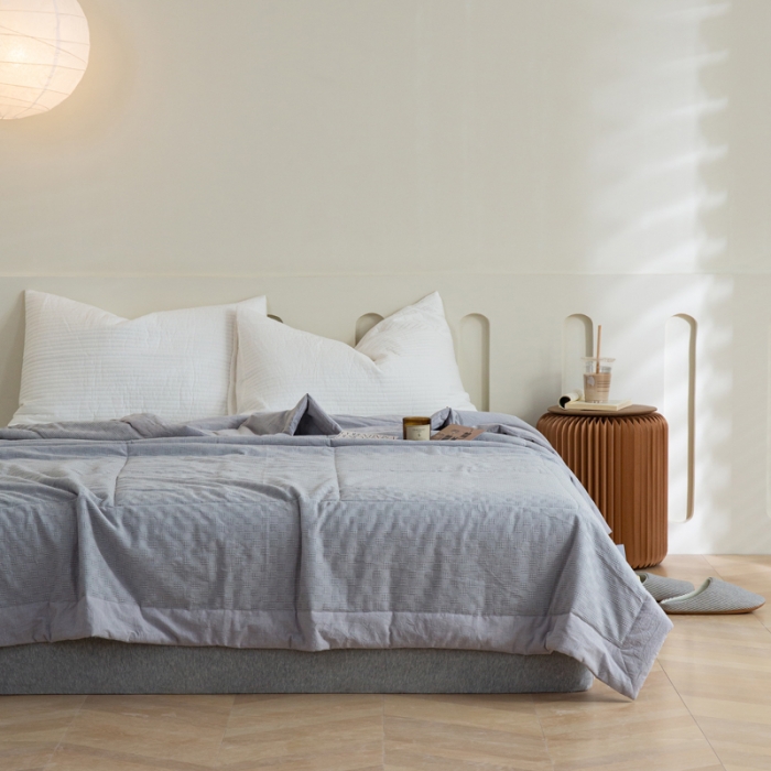 91家纺网 家纺一手货源 找家纺 安莱 2023全棉色织提花海石能量纤维夏被 提花棋盘灰