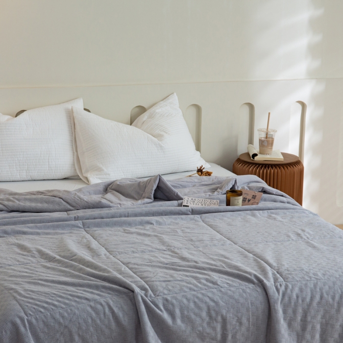 91家纺网 家纺一手货源 找家纺 安莱 2023全棉色织提花海石能量纤维夏被 提花棋盘灰