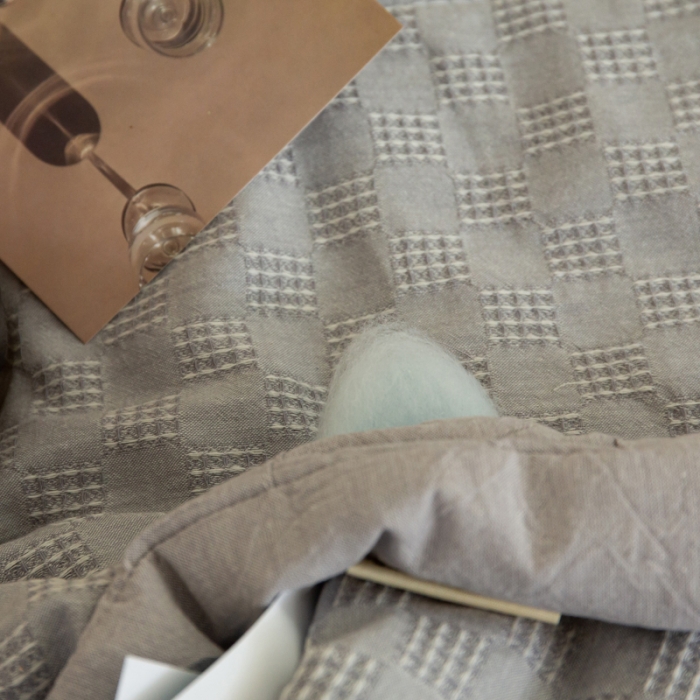 91家纺网 家纺一手货源 找家纺 安莱 2023全棉色织提花海石能量纤维夏被 提花棋盘灰