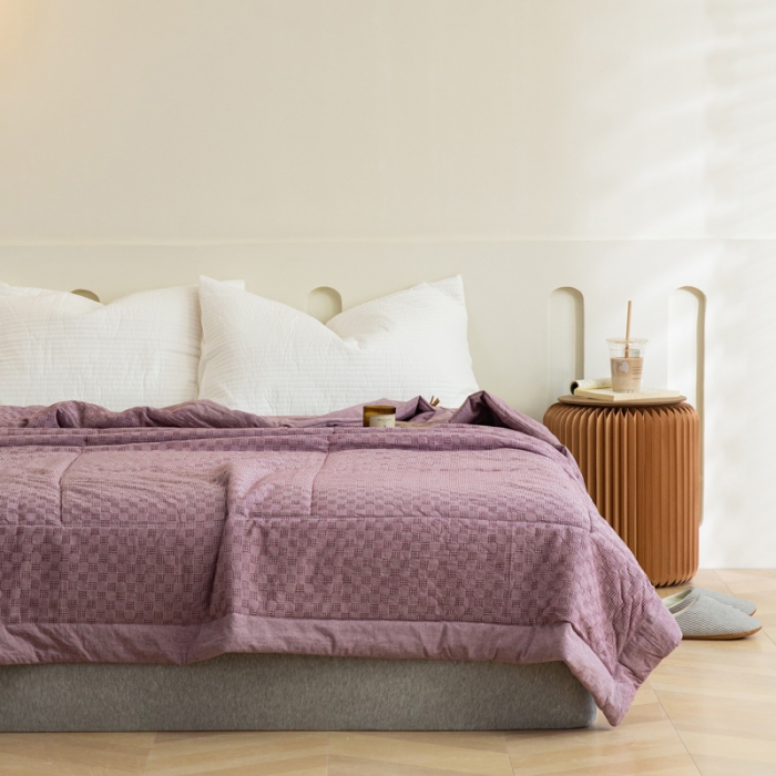 91家纺网 家纺一手货源 找家纺 安莱 2023全棉色织提花海石能量纤维夏被 提花棋盘紫