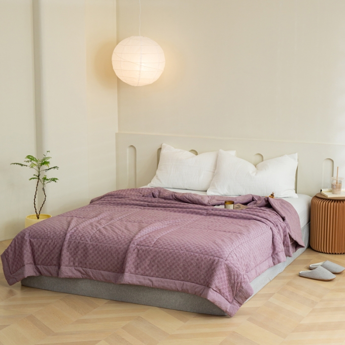 91家纺网 家纺一手货源 找家纺 安莱 2023全棉色织提花海石能量纤维夏被 提花棋盘紫