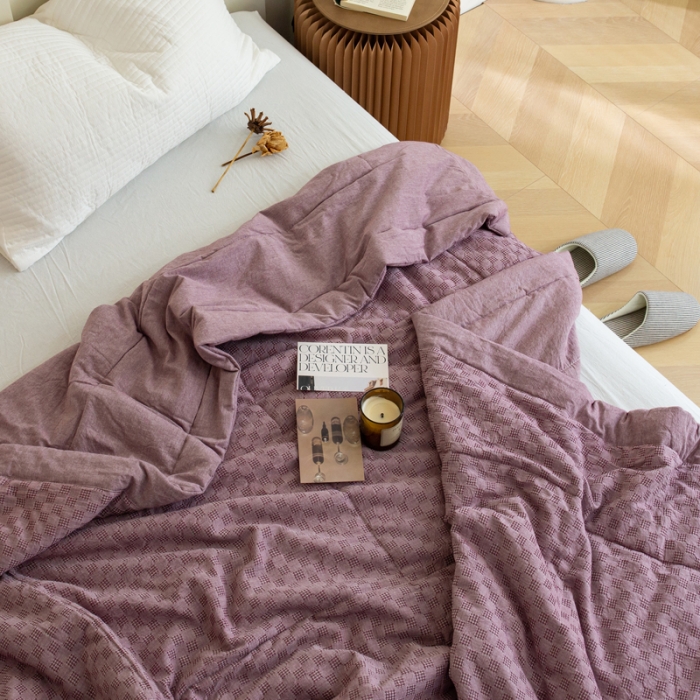 91家纺网 家纺一手货源 找家纺 安莱 2023全棉色织提花海石能量纤维夏被 提花棋盘紫