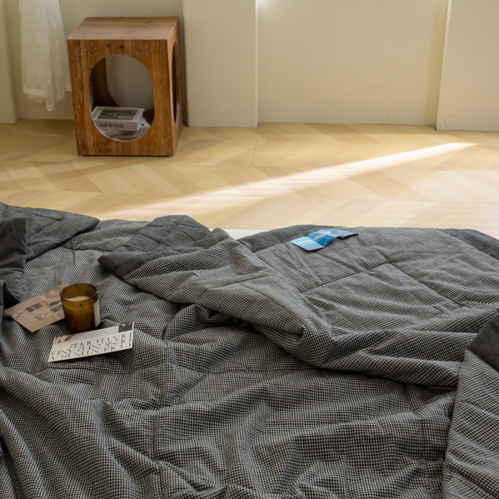 91家纺网 家纺一手货源 找家纺 安莱 2023全棉色织提花海石能量纤维夏被 提花小黑格