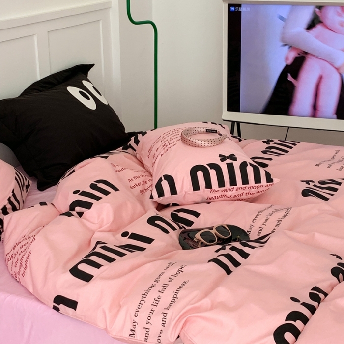 91家纺网 家纺一手货源 找家纺 昔可  2023新款40支13372全棉四件套-甜酷少女y2k M1U黑粉字母