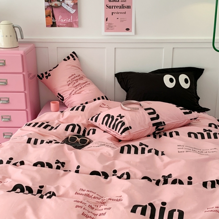 91家纺网 家纺一手货源 找家纺 昔可  2023新款40支13372全棉四件套-甜酷少女y2k M1U黑粉字母