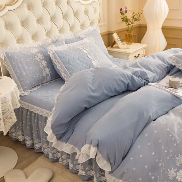 91家纺网 家纺一手货源 找家纺 恋尚 2023新款蜜桃棉夹棉床裙款四件套 花婷-  兰灰