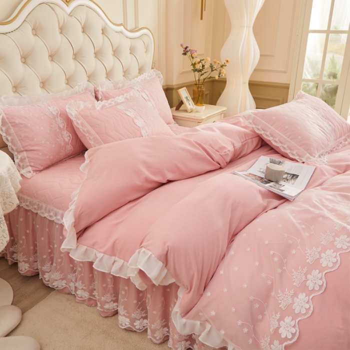 91家纺网 家纺一手货源 找家纺 恋尚 2023新款蜜桃棉夹棉床裙款四件套 花婷-粉色