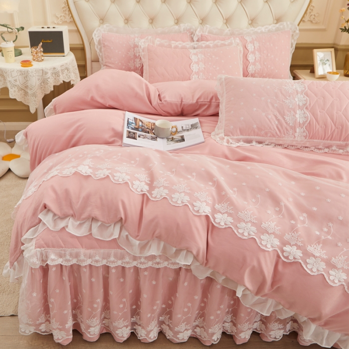 91家纺网 家纺一手货源 找家纺 恋尚 2023新款蜜桃棉夹棉床裙款四件套 花婷-粉色