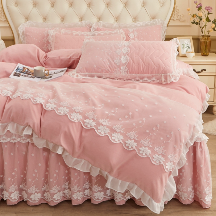 91家纺网 家纺一手货源 找家纺 恋尚 2023新款蜜桃棉夹棉床裙款四件套 花婷-粉色