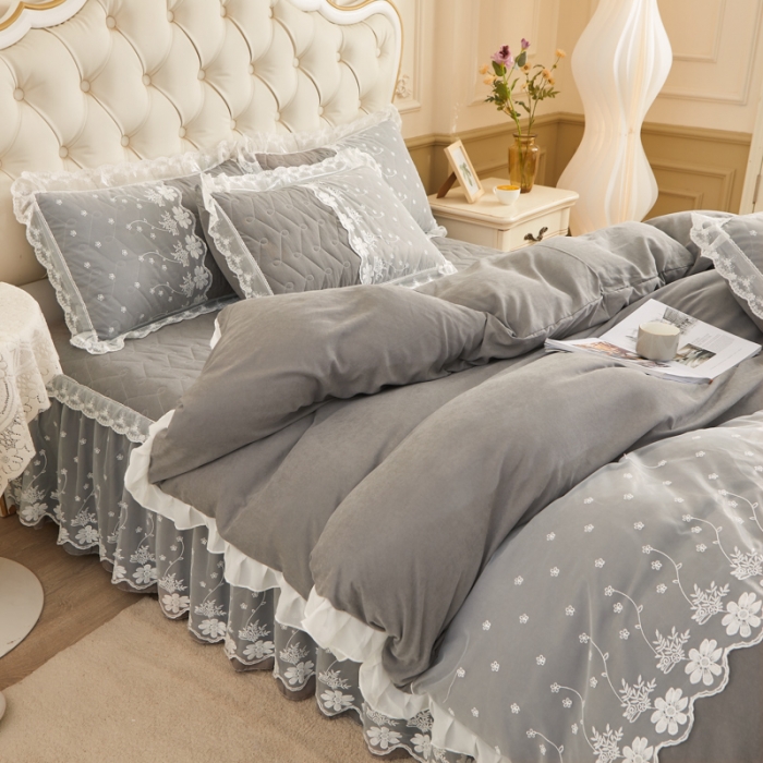 91家纺网 家纺一手货源 找家纺 恋尚 2023新款蜜桃棉夹棉床裙款四件套 花婷-灰色