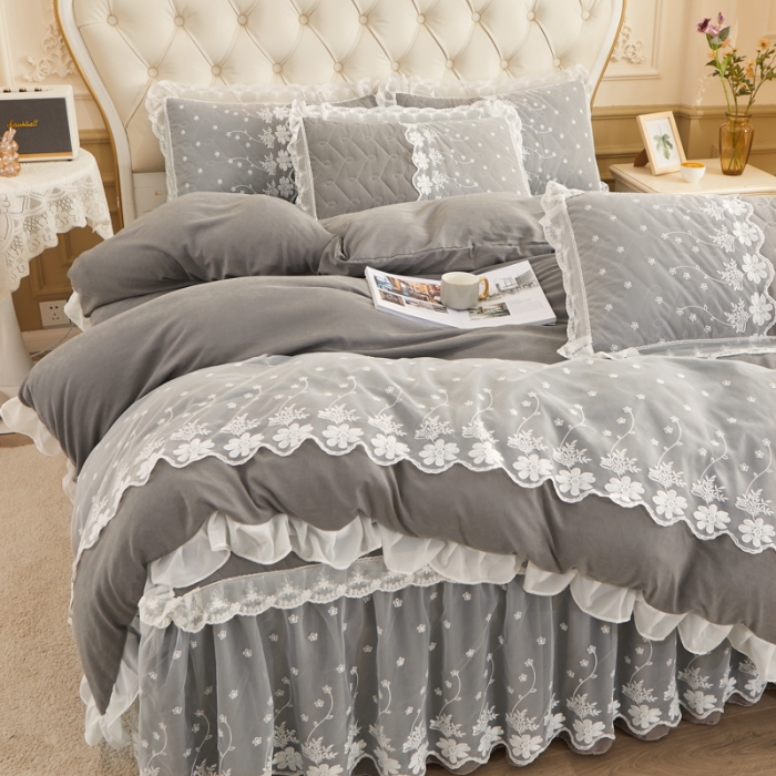91家纺网 家纺一手货源 找家纺 恋尚 2023新款蜜桃棉夹棉床裙款四件套 花婷-灰色