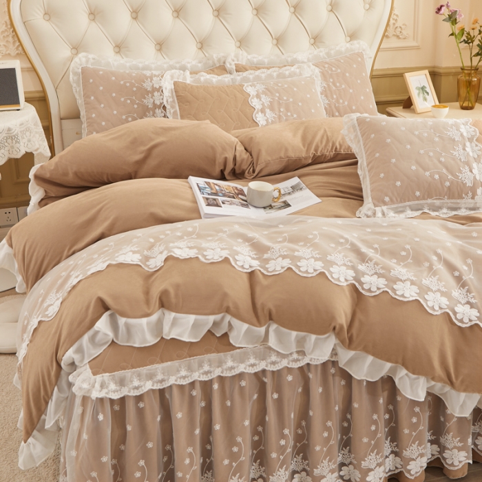 91家纺网 家纺一手货源 找家纺 恋尚 2023新款蜜桃棉夹棉床裙款四件套 花婷-卡其