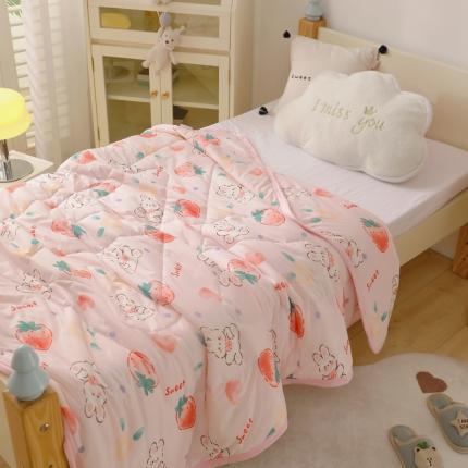 91家纺网 家纺一手货源 找家纺 23新款儿童卡通凉感丝夏被婴儿空调被幼儿园夏凉被夏季薄款被子 草莓小兔
