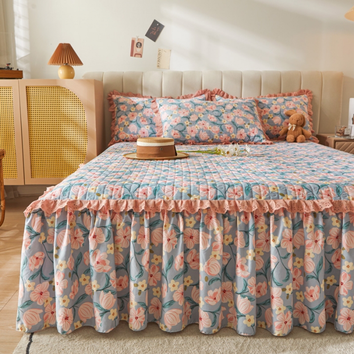 91家纺网 家纺一手货源 找家纺 恋尚 2023新款蜜桃棉印花夹棉床裙三件套 春俏