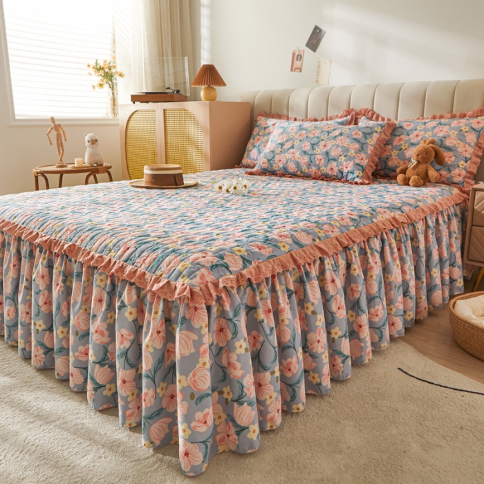 91家纺网 家纺一手货源 找家纺 恋尚 2023新款蜜桃棉印花夹棉床裙三件套 春俏