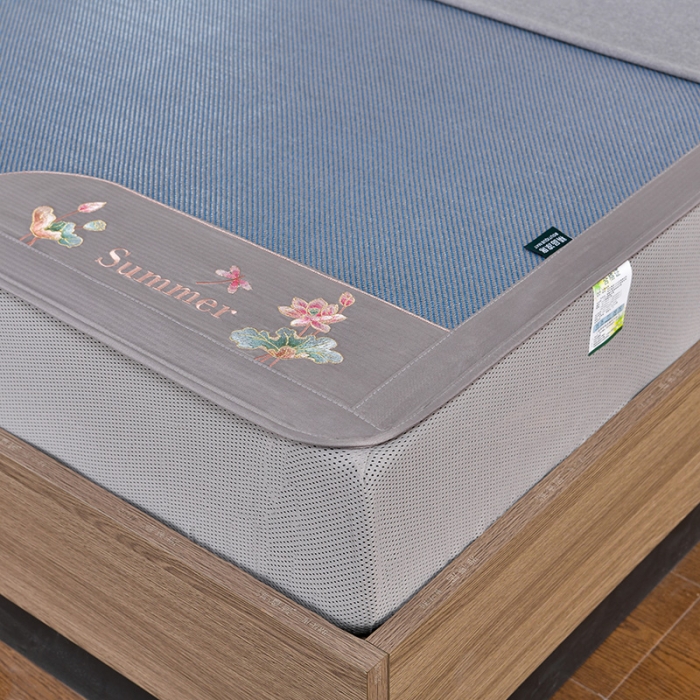 91家纺网 家纺一手货源 找家纺 简一2024新款荷塘月色系列冰藤凉席床笠款 荷塘月色-冰藤海蓝