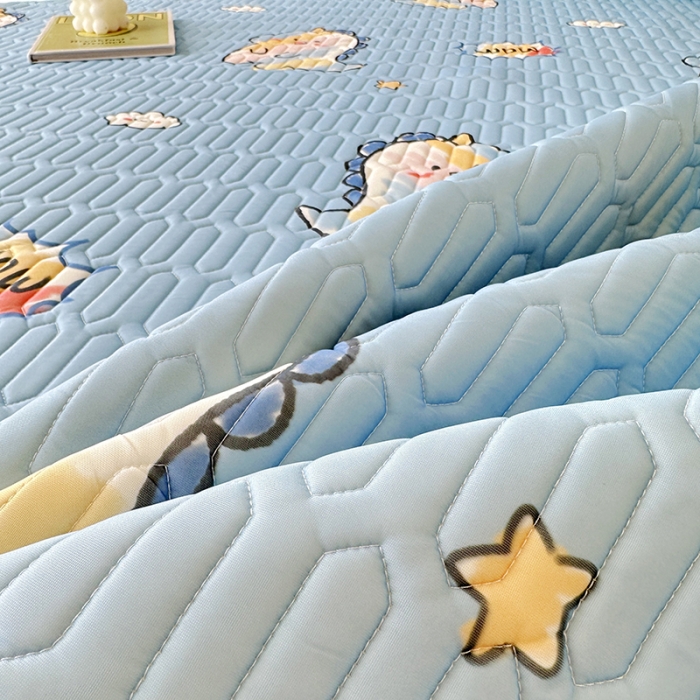 91家纺网 家纺一手货源 找家纺 纽缦 2023新款乳胶床裙三件套 欢乐奶龙