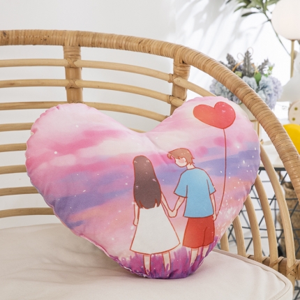 91家纺网 家纺一手货源 找家纺 糖果枕芯 2023新品爱心小抱枕直播赠品礼品