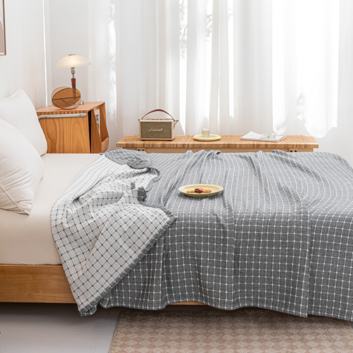 91家纺网 家纺一手货源 找家纺 卡奥 2024款日式水洗纯棉三层纱夏被毛巾被盖毯毛毯 十字格-灰