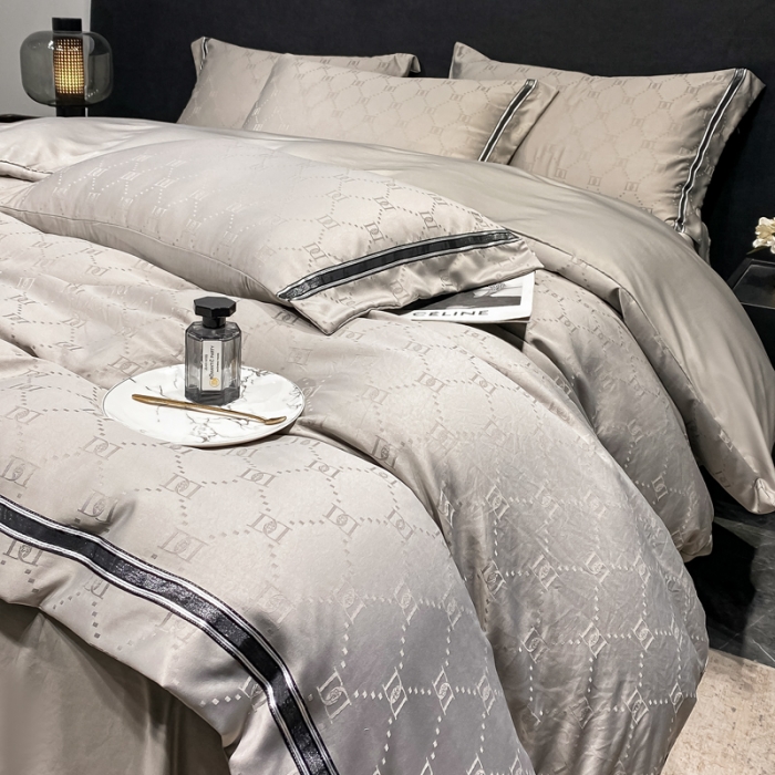 91家纺网 家纺一手货源 找家纺 宅家居2023新款设计款轻奢高精密贡缎提花臻品真丝四件套 迪奥-银灰