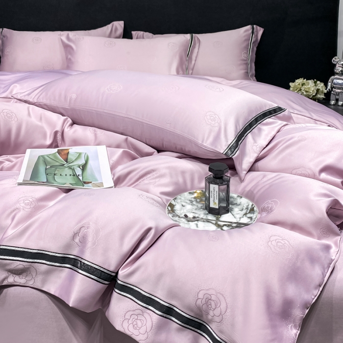 91家纺网 家纺一手货源 找家纺 宅家居2023新款设计款轻奢高精密贡缎提花臻品真丝四件套 山茶花-浅紫