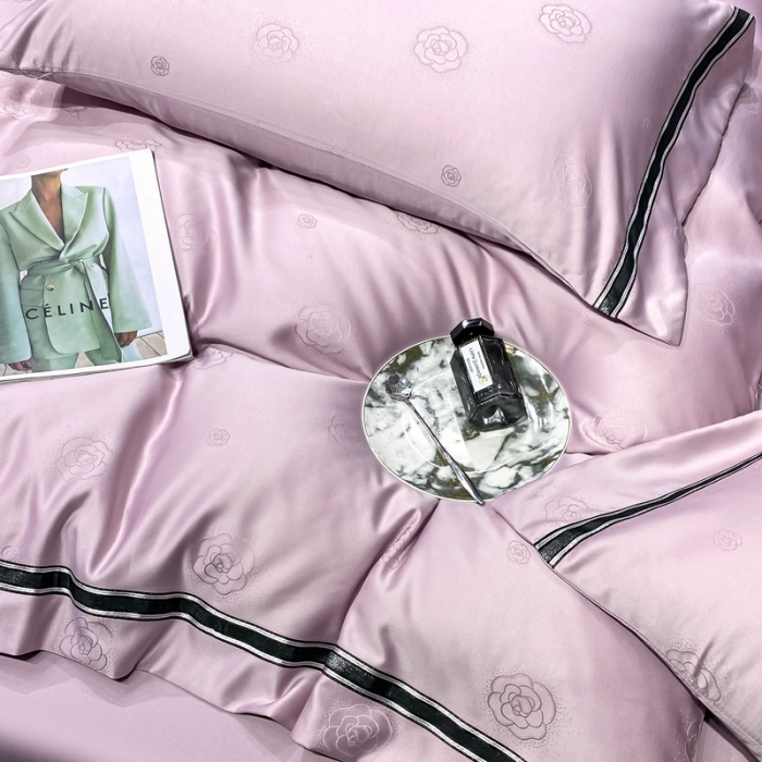 91家纺网 家纺一手货源 找家纺 宅家居2023新款设计款轻奢高精密贡缎提花臻品真丝四件套 山茶花-浅紫