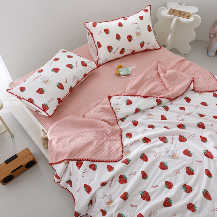 91家纺网 家纺一手货源 找家纺 花漾 2023新款A类针织棉凉感丝夏被凉席四件套 草莓甜心