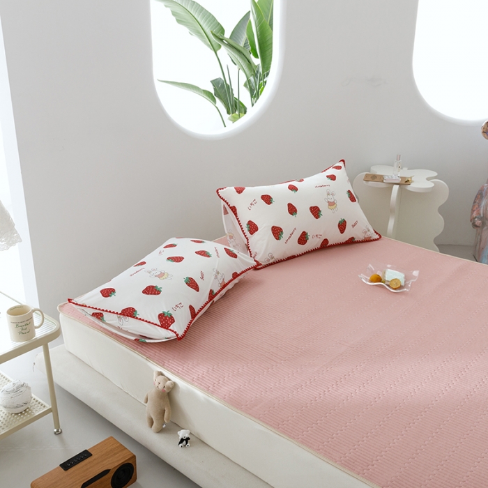 91家纺网 家纺一手货源 找家纺 花漾 2023新款A类针织棉凉感丝夏被凉席四件套 草莓甜心