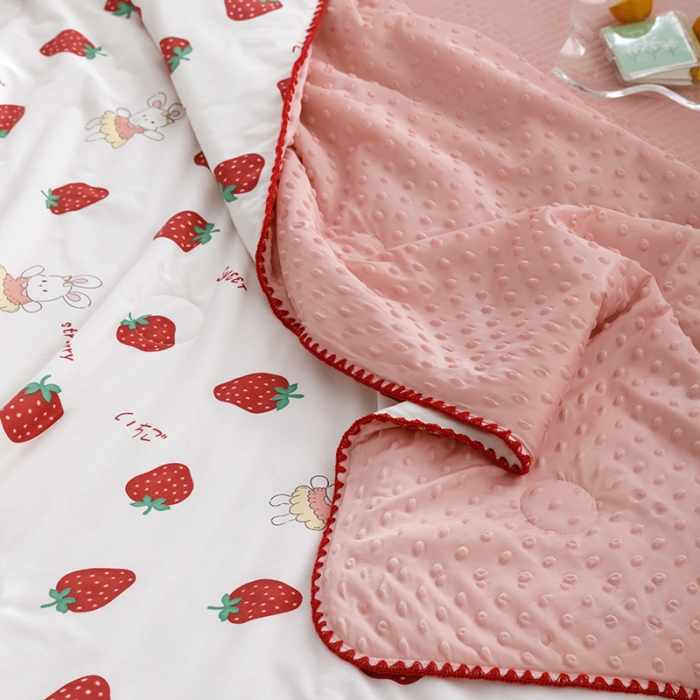 91家纺网 家纺一手货源 找家纺 花漾 2023新款A类针织棉凉感丝夏被凉席四件套 草莓甜心