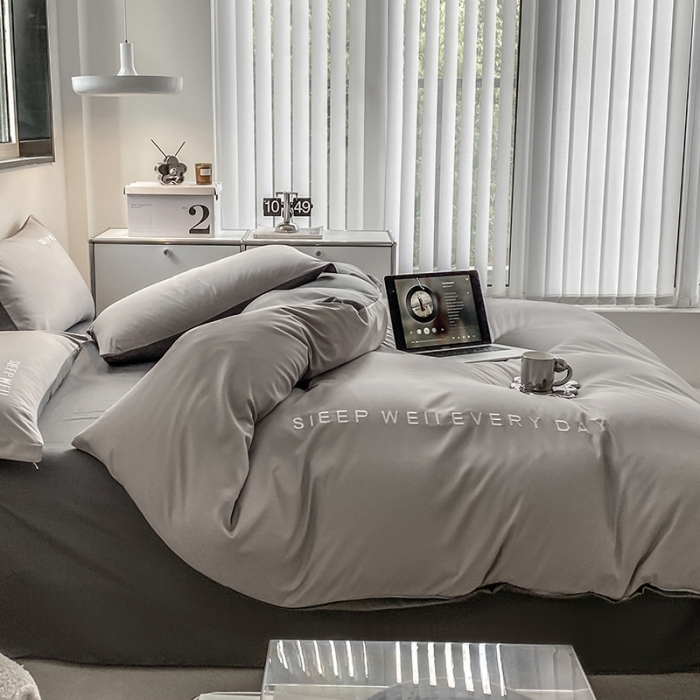 91家纺网 家纺一手货源 找家纺 啊雅 2025新款双拼绣花四季款磨毛四件套 奶浅灰加奶深灰