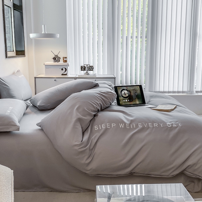 91家纺网 家纺一手货源 找家纺 啊雅 2025新款双拼绣花四季款磨毛四件套 奶浅灰