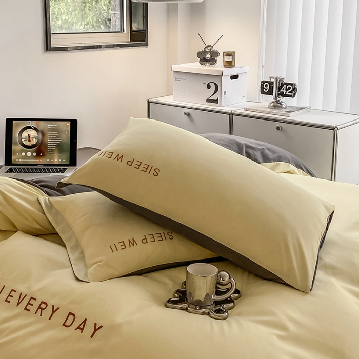 91家纺网 家纺一手货源 找家纺 啊雅 2025新款双拼绣花四季款磨毛四件套 奶黄加奶深灰