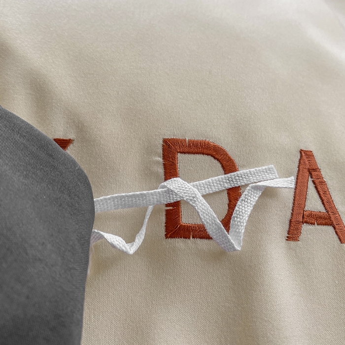 91家纺网 家纺一手货源 找家纺 啊雅 2025新款双拼绣花四季款磨毛四件套 奶黄加奶深灰