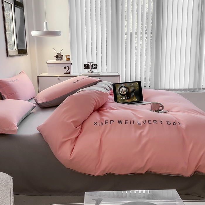 91家纺网 家纺一手货源 找家纺 啊雅 2025新款双拼绣花四季款磨毛四件套 奶粉加奶浅灰