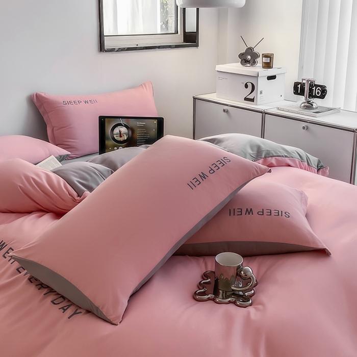 91家纺网 家纺一手货源 找家纺 啊雅 2025新款双拼绣花四季款磨毛四件套 奶粉加奶浅灰