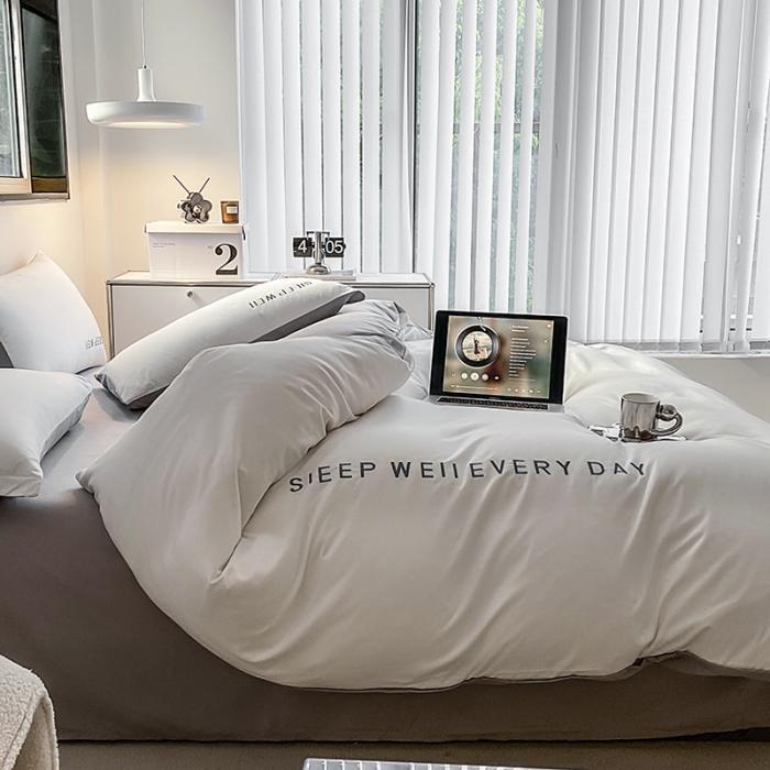 91家纺网 家纺一手货源 找家纺 啊雅 2025新款双拼绣花四季款磨毛四件套 奶白加奶浅灰