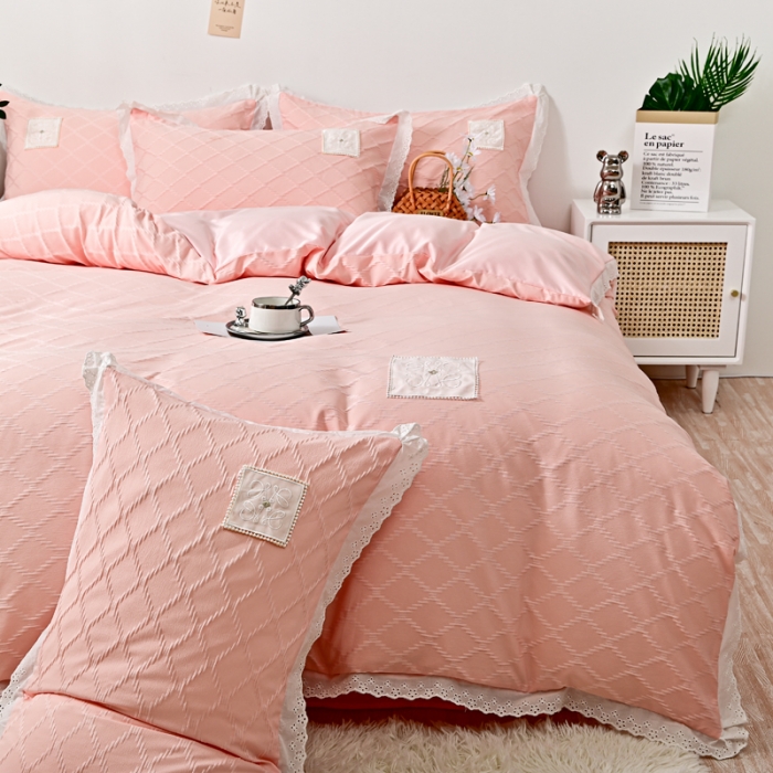 91家纺网 家纺一手货源 找家纺 宅家居 2023新款双层纱菱形格贴布绣花边四件套-罗威系列 罗威-桃粉