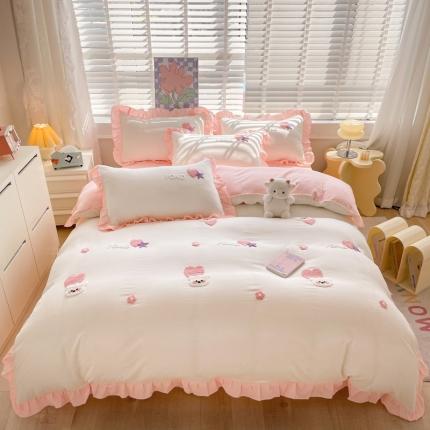 91家纺网 家纺一手货源 找家纺 易禾 2024新款 爱心小熊系列四件套 爱心小熊奶白粉