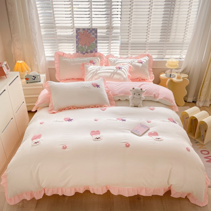 91家纺网 家纺一手货源 找家纺 易禾 2024新款 爱心小熊系列四件套 爱心小熊奶白粉